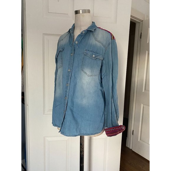 INSO active wear denim chambray button down detailed trim LARGE - Picture 3 of 8